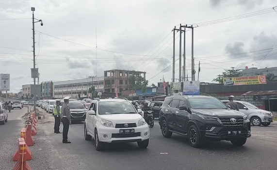 Arus Balik dari Sumbar, Lalu Lintas di Simpang Garuda Sakti Panam Padat